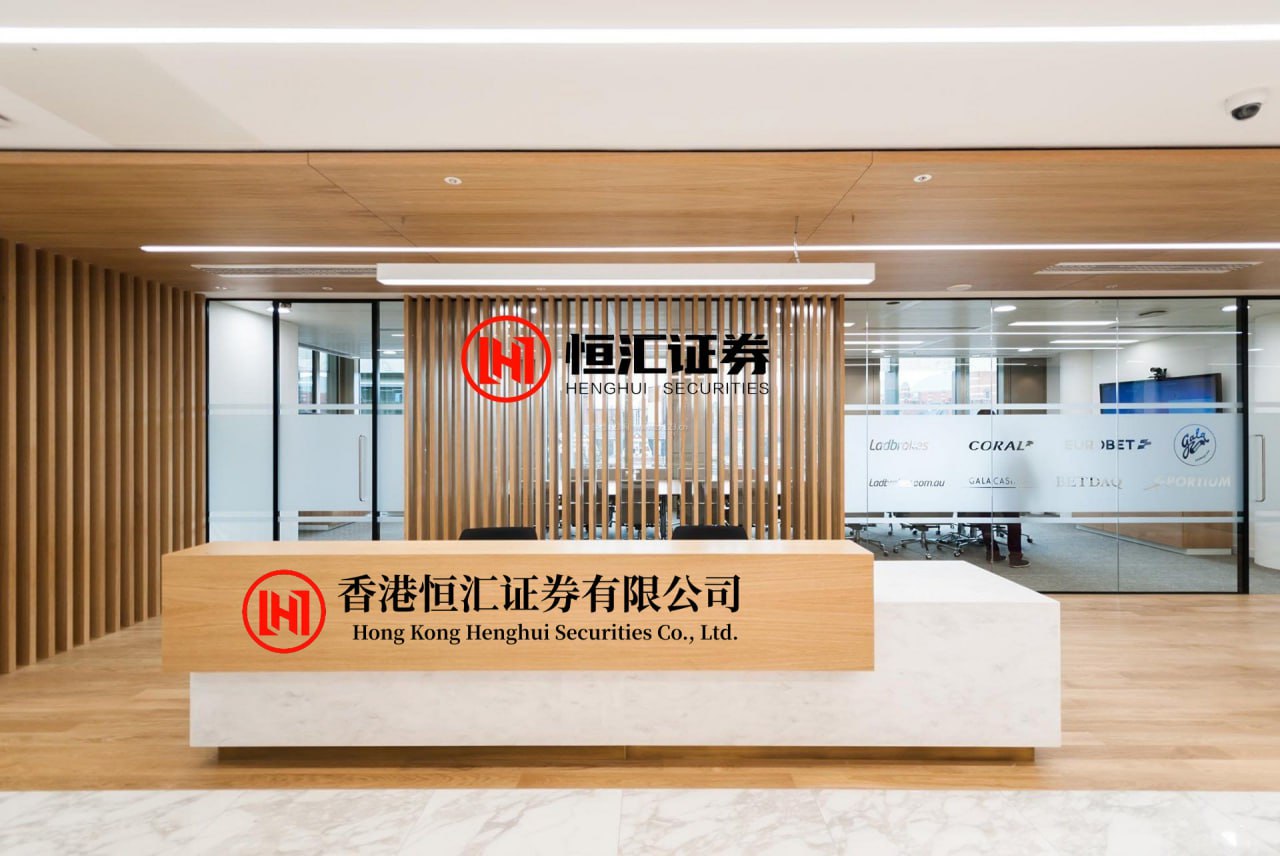 捷希源配资 关晓彤现身上海FI大奖赛，身穿皮夹克皮短裙，展现大长腿优势